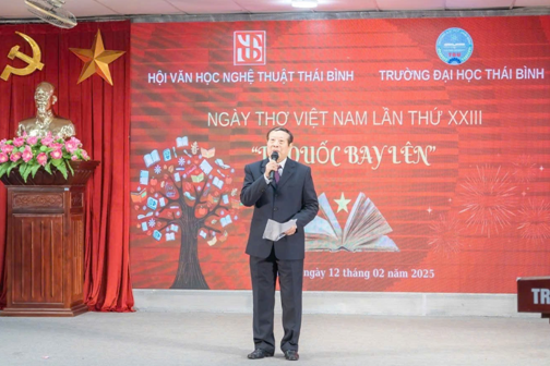 Nhà thơ Lại Tây Dương trình bày các tác phẩm của mình 